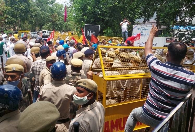 खेल मंत्री का विरोध, किसानों ने पुलिस के बैरिकेड तोड़े