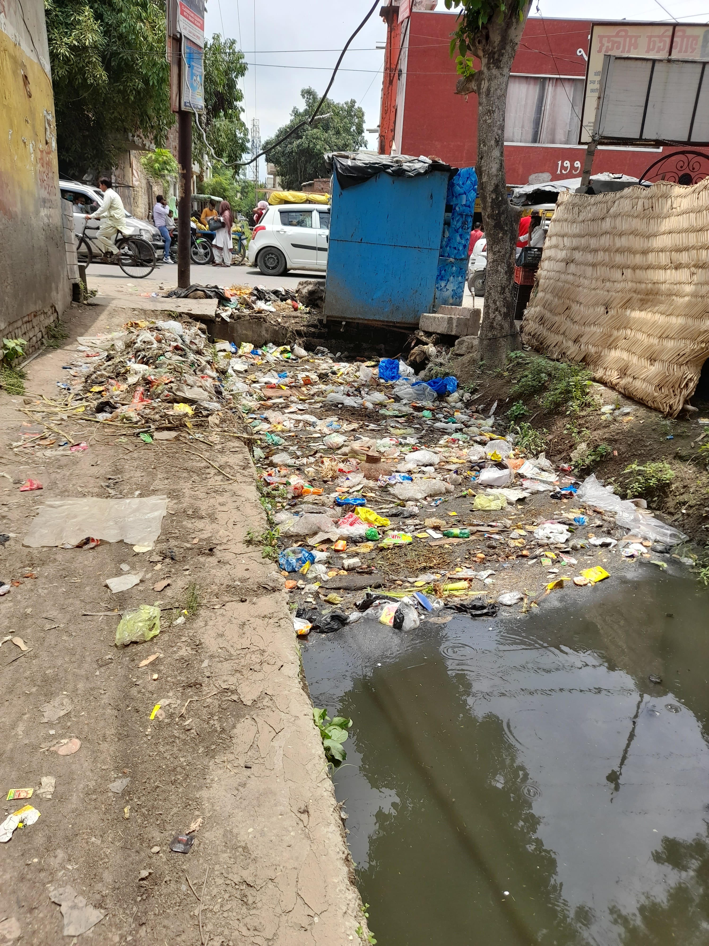 गंदगी से अटा पड़ा नाला गंदगी से अटा पड़ा नाला