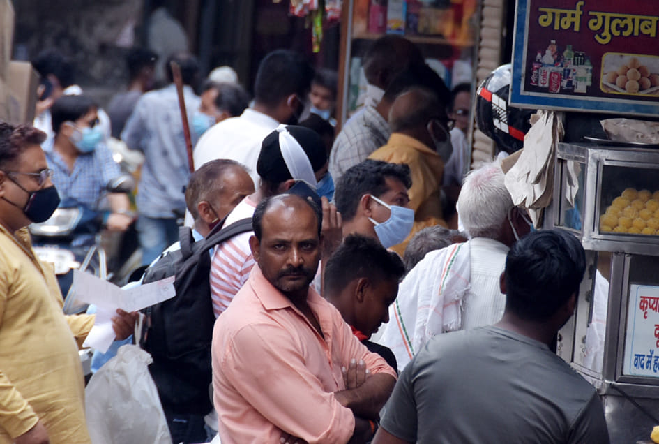 कोरोना वायरस से बेखबर किशनपुरा दवा मार्केट में बिना मास्क खरीदारी करती लोग