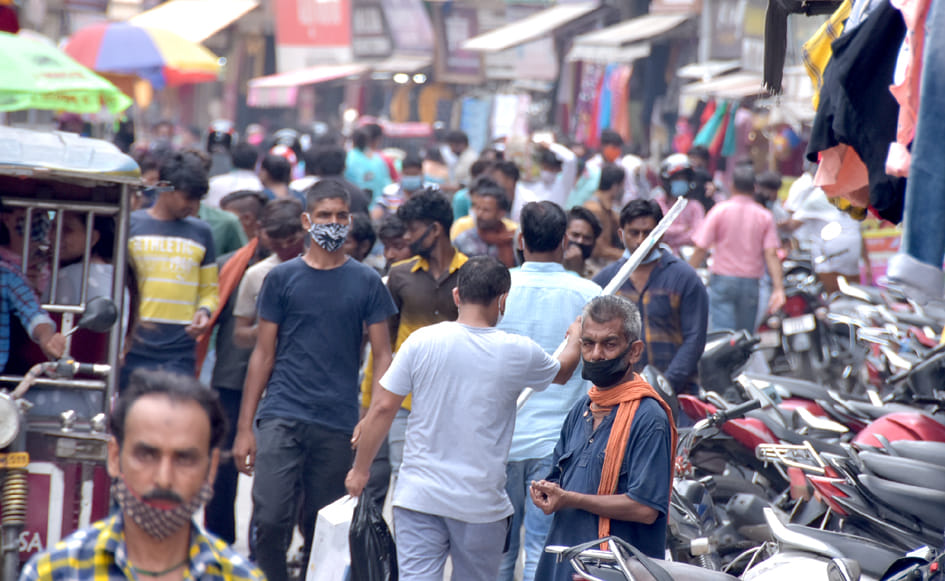 कोरोना वायरस से बेखबर नेहरू मार्केट में सोशल डिस्टेंश की धज्जियां उड़ाती खरीदारी करती भीड़