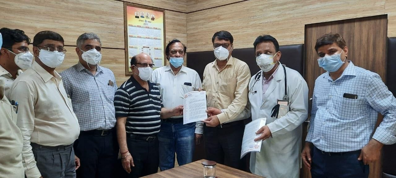 एसडीएम दलबीर सिंह को ज्ञापन सौंपते आईएमए के सदस्य। संवाद एसडीएम दलबीर सिंह को ज्ञापन सौंपते आईएमए के सदस्य। संवाद