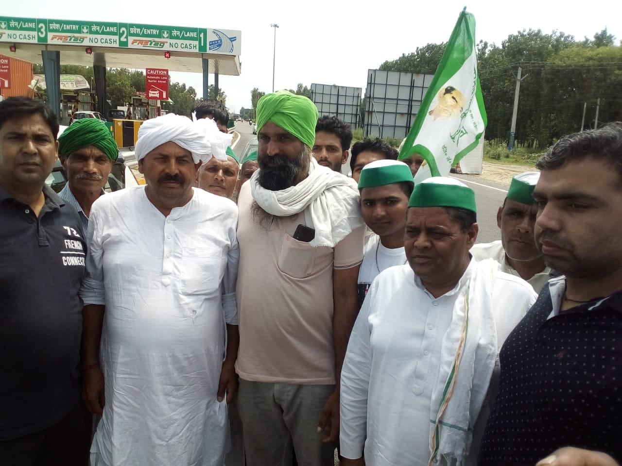 छपार टोल पर भाकियू के धरने राष्ट्रीय अध्यक्ष नरेश टिकैत का स्वागत करते कार्यकर्ता। छपार टोल पर भाकियू के धरने राष्ट्रीय अध्यक्ष नरेश टिकैत का स्वागत करते कार्यकर्ता।