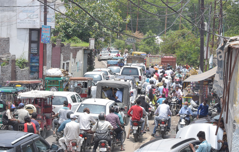 जिला अस्पताल रोड़ पर सड़क पर खोदे गये गड़डे के कारण लगा जाम