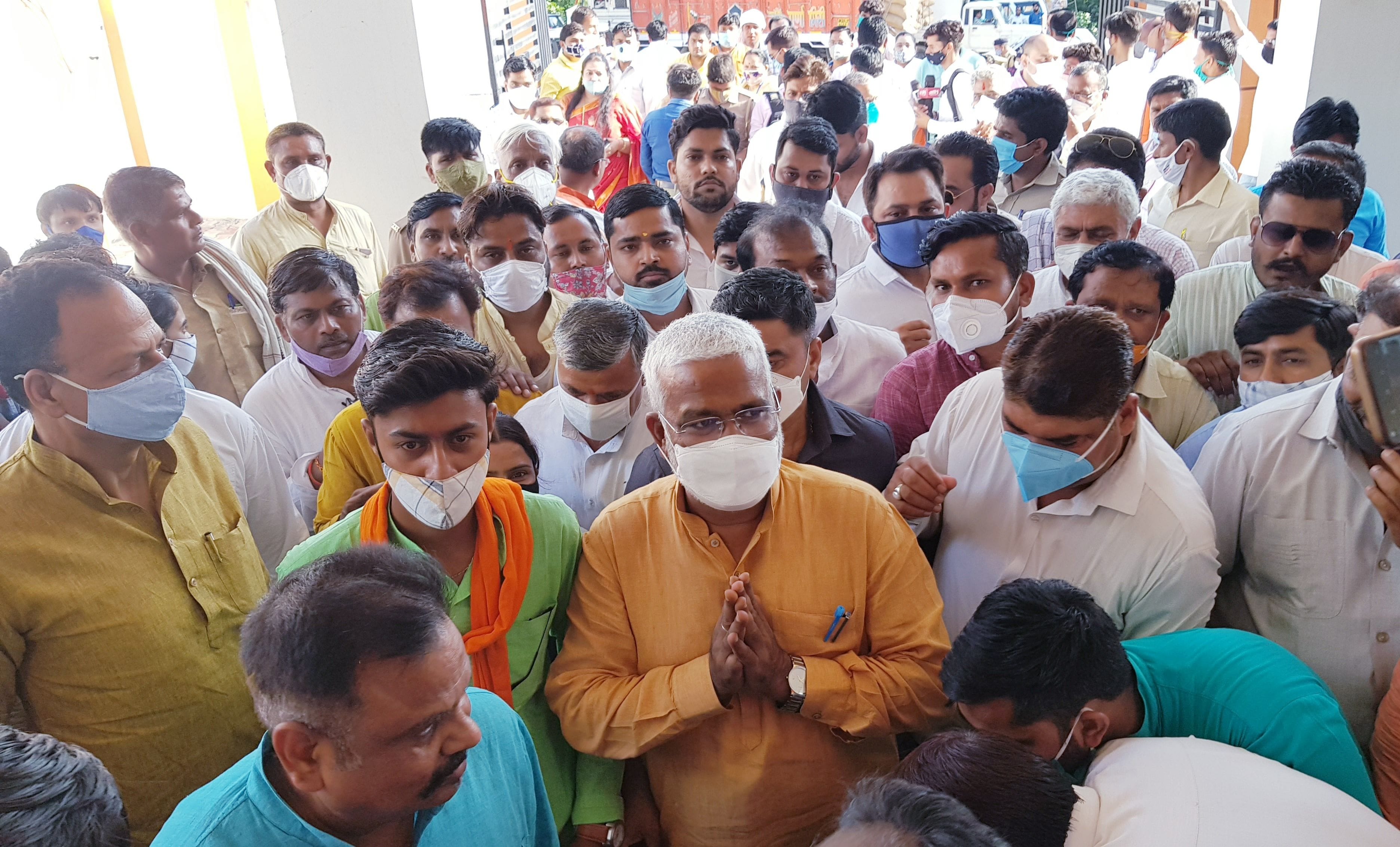 जिला कार्यालय पर पार्टी पदाधिकारियों का अभिवादन स्वीकार करते भाजपा प्रदेश अध्यक्ष स्वतंत्र दे? जिला कार्यालय पर पार्टी पदाधिकारियों का अभिवादन स्वीकार करते भाजपा प्रदेश अध्यक्ष स्वतंत्र दे?