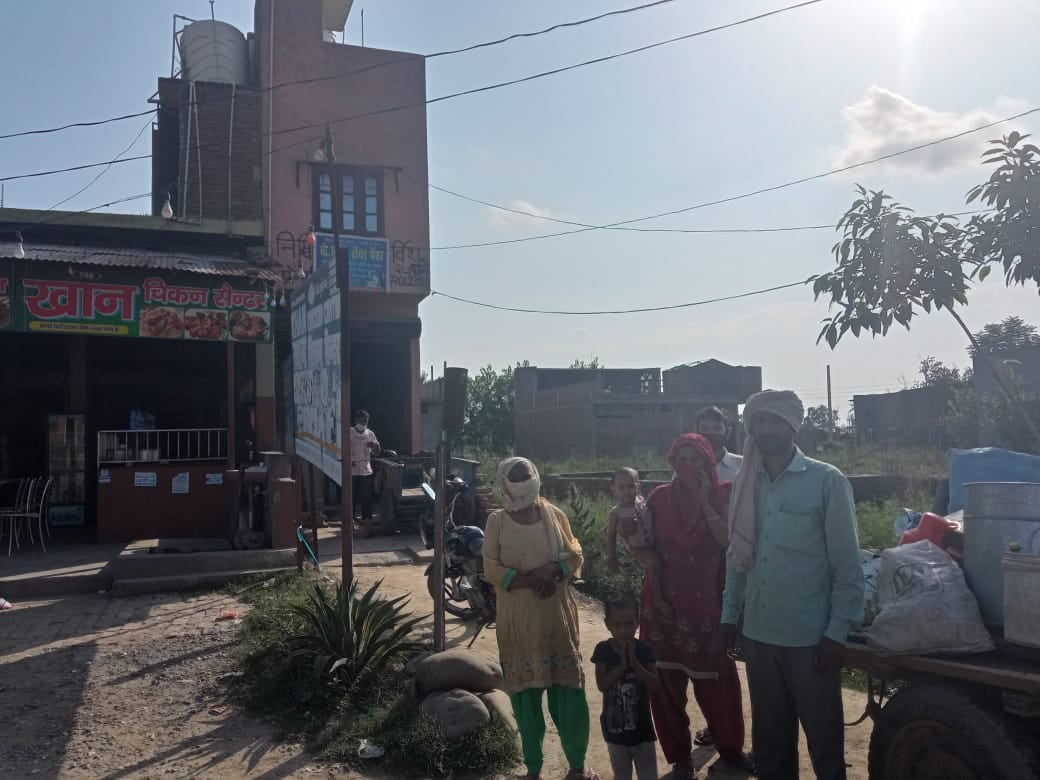 सरसावा में पलायन करने को तैयार परिवार
