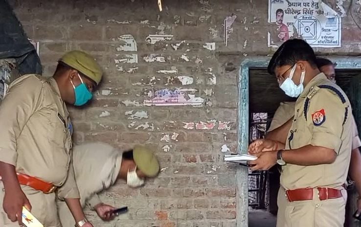 फोटो-32-घटनास्थल पर जांच करते सीओ सिटी विकास जायसवाल व अन्य । संवाद फोटो-32-घटनास्थल पर जांच करते सीओ सिटी विकास जायसवाल व अन्य । संवाद