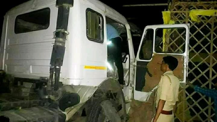 दुकान में घुसा ट्रक दुकान में घुसा ट्रक