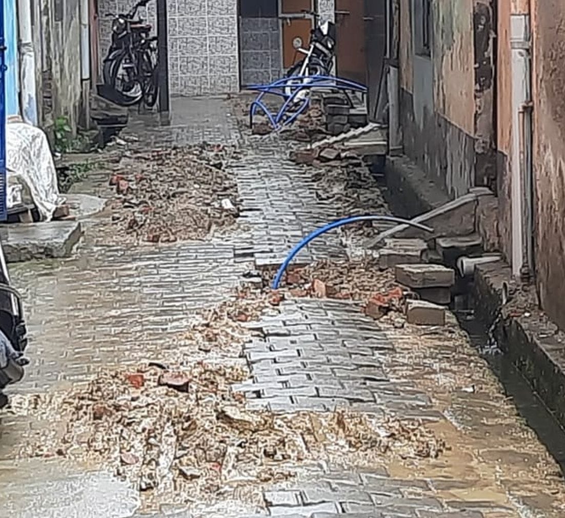 निर्माण कार्य अधूरा छोड़ने से बारिश के पानी से हुआ कीचड़ निर्माण कार्य अधूरा छोड़ने से बारिश के पानी से हुआ कीचड़