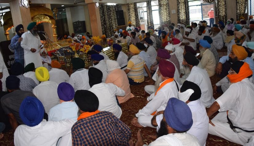 रुद्रपुर आवास विकास गुरुद्वारे में लोगों को संबोधित करते वक्ता।