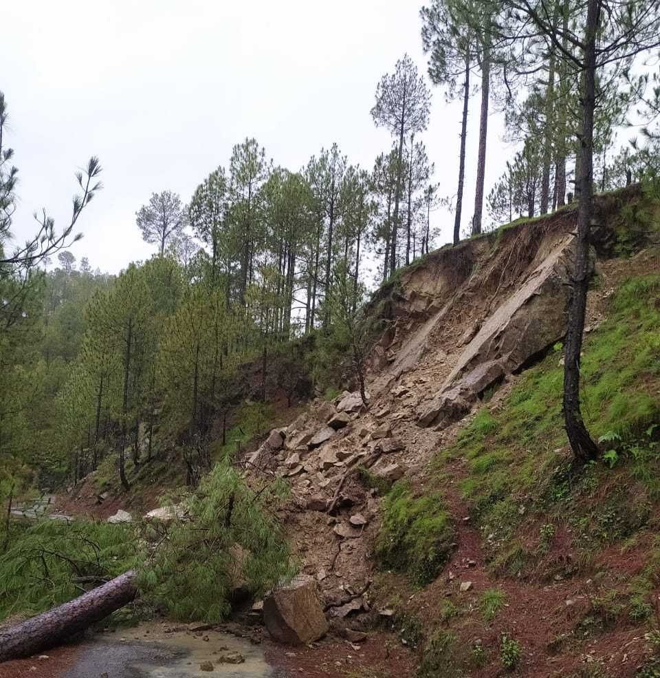 पाटी-देवीधुरा सड़क पर आया मलबा।