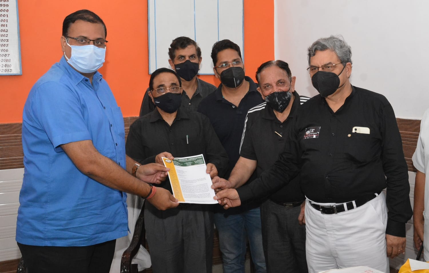 सिटी मजिस्ट्रेट को ज्ञापन देते आईएमए के पदाधिकारी। सिटी मजिस्ट्रेट को ज्ञापन देते आईएमए के पदाधिकारी।