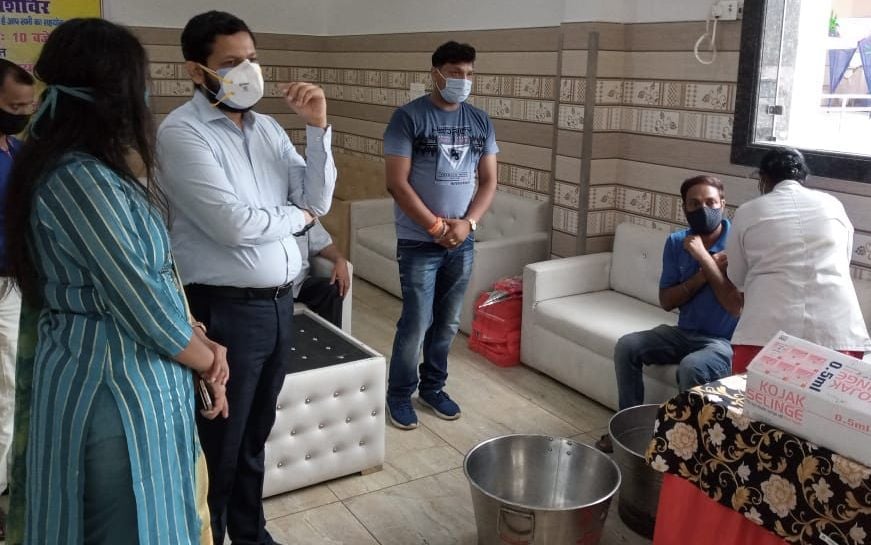 अग्रवाल सभा भवन में आयोजित शिविर में टीकाकरण करता स्टाफ एवं मौजूद अधिकारी। अग्रवाल सभा भवन में आयोजित शिविर में टीकाकरण करता स्टाफ एवं मौजूद अधिकारी।