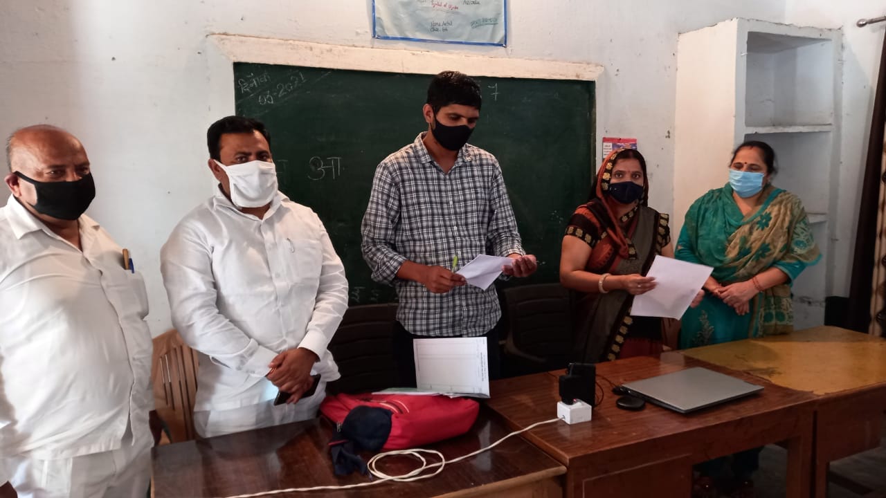 नानौता में वर्चुअल शपथ ग्रहण करती ग्राम प्रधान नीरज सिंह। नानौता में वर्चुअल शपथ ग्रहण करती ग्राम प्रधान नीरज सिंह।