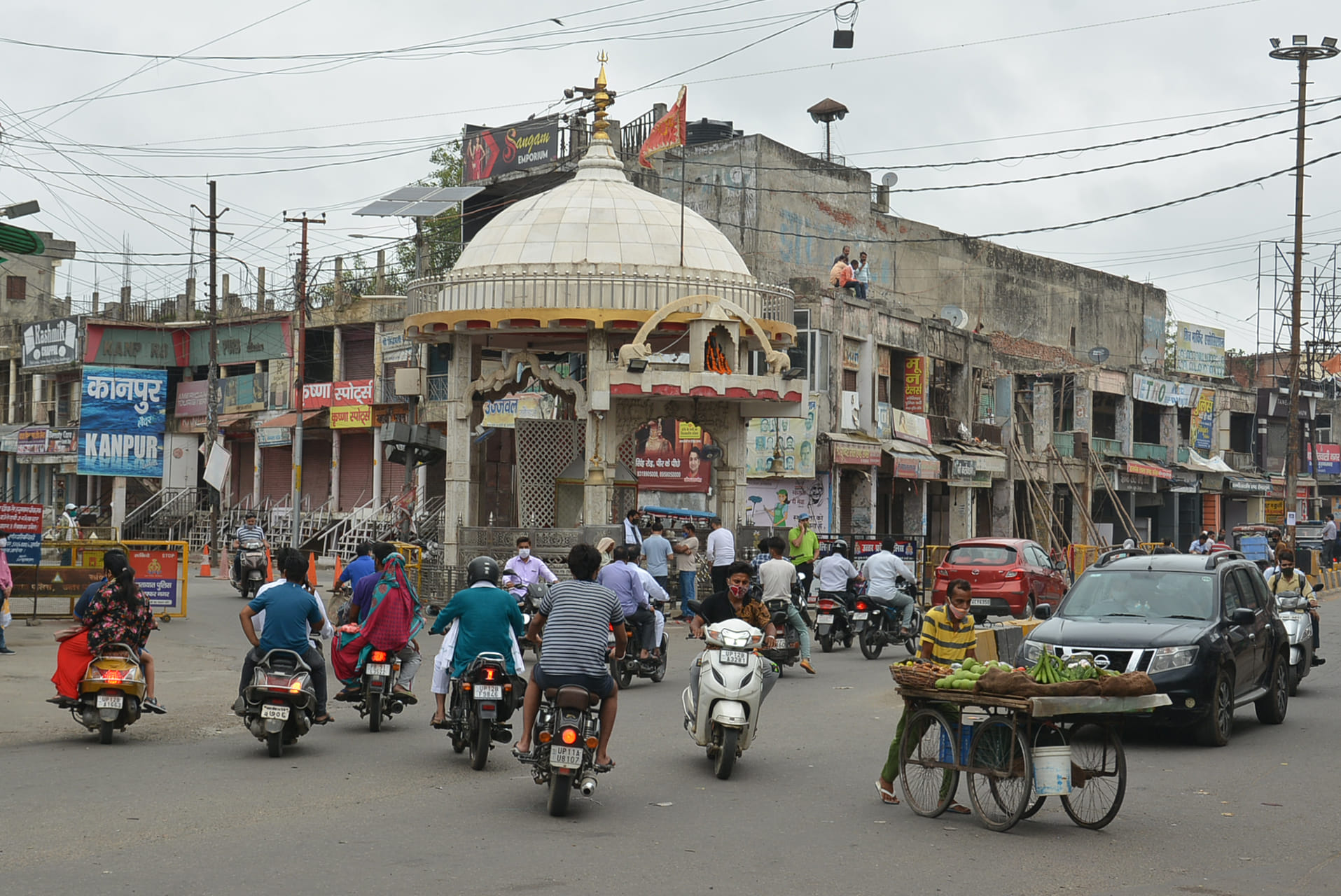 साप्ताहिक बंदी में नगर के शिव चौक पर कम दिखी आवाजाही। साप्ताहिक बंदी में नगर के शिव चौक पर कम दिखी आवाजाही।