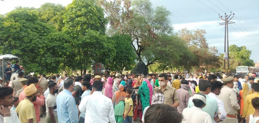 बनत में चिकित्सक की हत्या के बाद पानीपत-खटीमा हाईवे पर जाम लगाते परिजन व मोहल्लेवासी। बनत में चिकित्सक की हत्या के बाद पानीपत-खटीमा हाईवे पर जाम लगाते परिजन व मोहल्लेवासी।