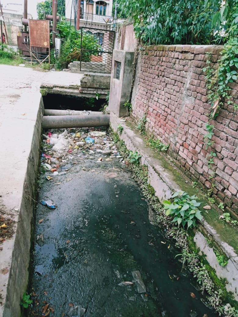 बेहट में नगर पंचायत की पेयजल परियोजना के पास गंदगी से अटा नाला बेहट में नगर पंचायत की पेयजल परियोजना के पास गंदगी से अटा नाला