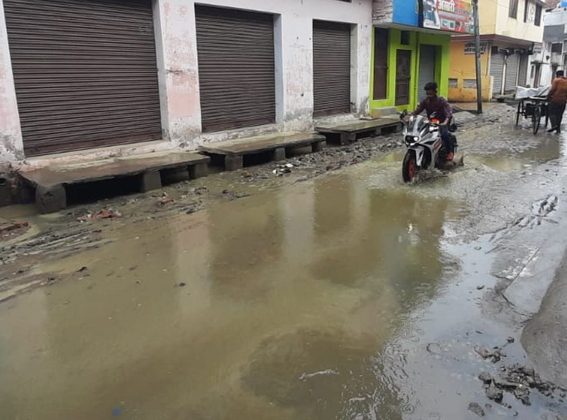 बरसात से काशीपुर की गलियों में हुआ जलभराव। बरसात से काशीपुर की गलियों में हुआ जलभराव।