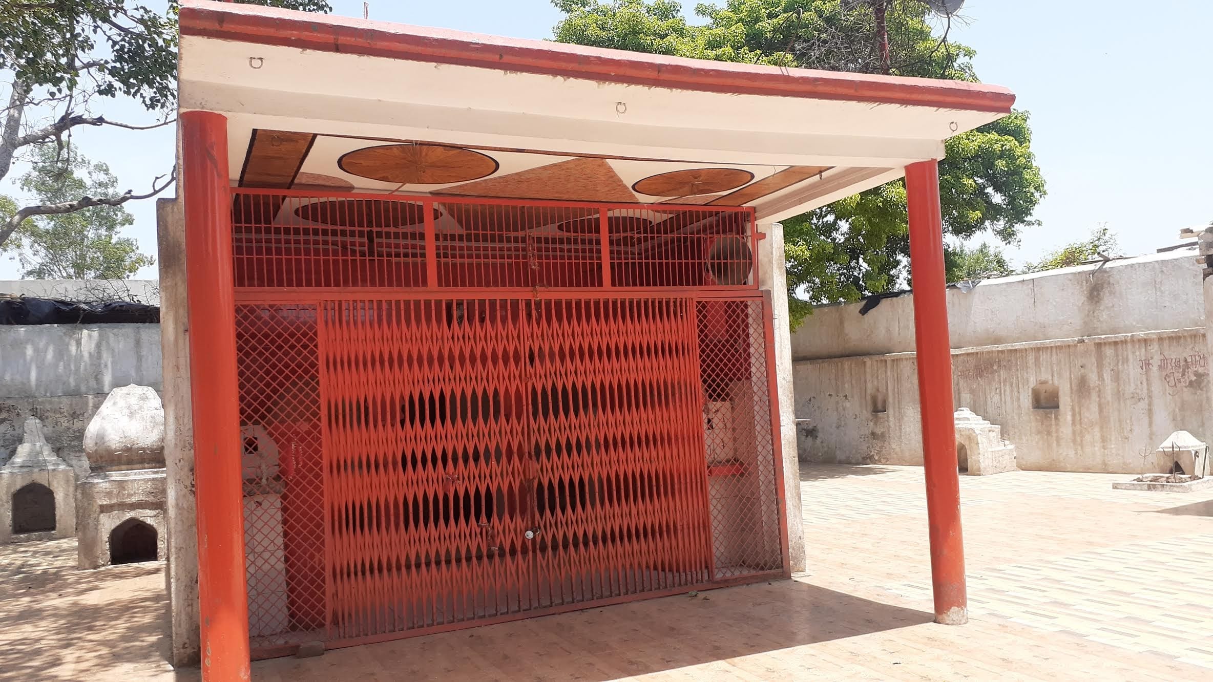 बुढ़ाना के खरड़ गांव में शीतला माता मंदिर का बंद दरवाजा। बुढ़ाना के खरड़ गांव में शीतला माता मंदिर का बंद दरवाजा।