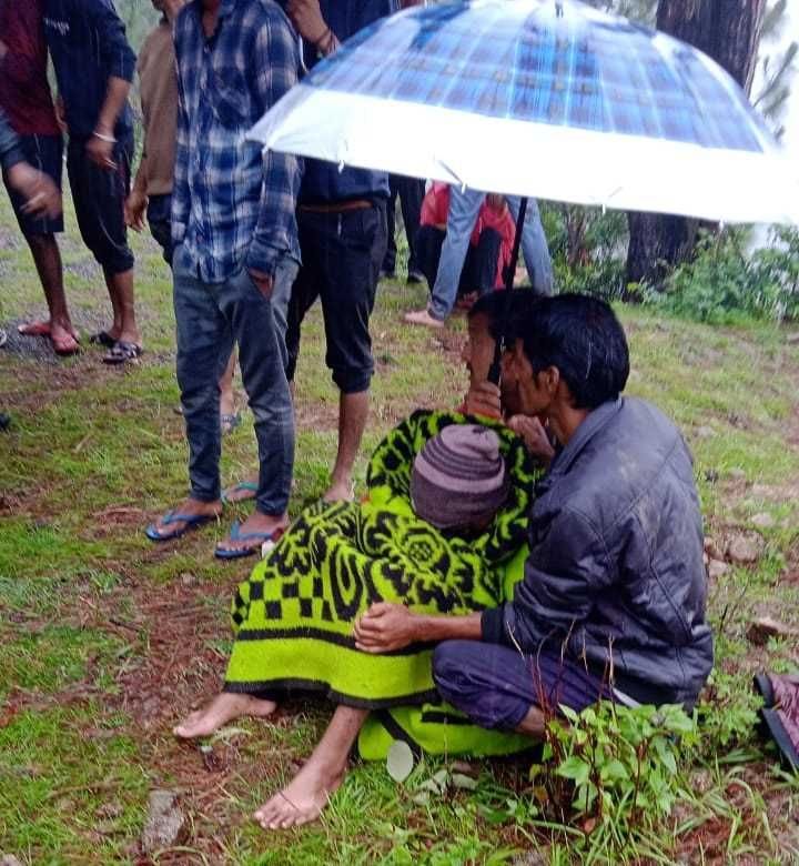 बमनचापड़ दुर्घटना के चोटिल को राहत पहुंचाते लोग। बमनचापड़ दुर्घटना के चोटिल को राहत पहुंचाते लोग।