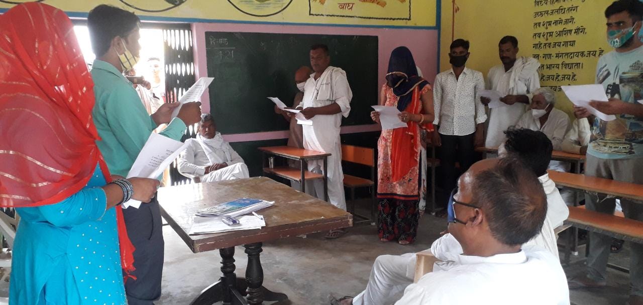 गंगोह के गांव बंदाहेडी में शपथ लेती ग्राम प्रधान और सदस्य गंगोह के गांव बंदाहेडी में शपथ लेती ग्राम प्रधान और सदस्य