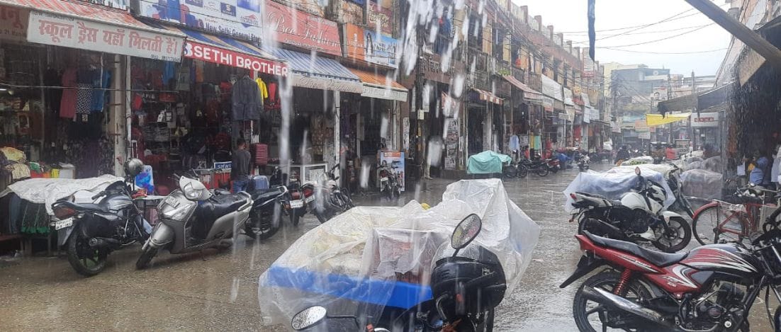 काशीपुर के मुख्य बाजार में जलमग्न सड़क। काशीपुर के मुख्य बाजार में जलमग्न सड़क।