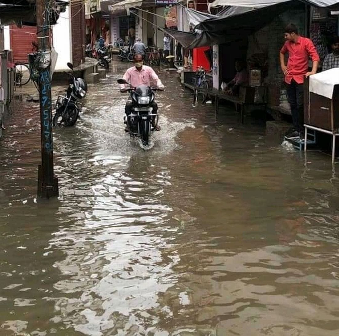 जसपुर मुख्य बाजार में व्यापारियों की दुकान में भरा नालियों का पानी। जसपुर मुख्य बाजार में व्यापारियों की दुकान में भरा नालियों का पानी।