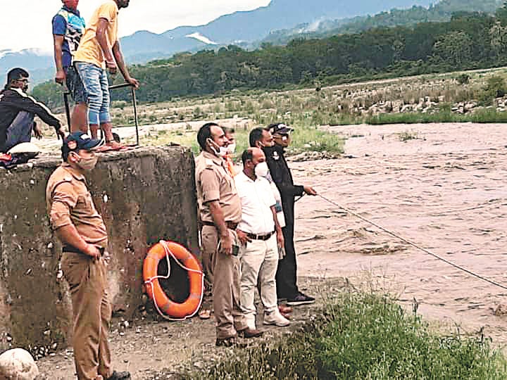 रामनगर में युवकों को बचाने के लिए कोसी नदी में पहंची टीम। रामनगर में युवकों को बचाने के लिए कोसी नदी में पहंची टीम।