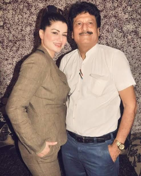 - बॉलीवुड अभिनेत्री कायनात अरोड़ा अपने पिता मदनलाल अरोड़ा के साथ - बॉलीवुड अभिनेत्री कायनात अरोड़ा अपने पिता मदनलाल अरोड़ा के साथ