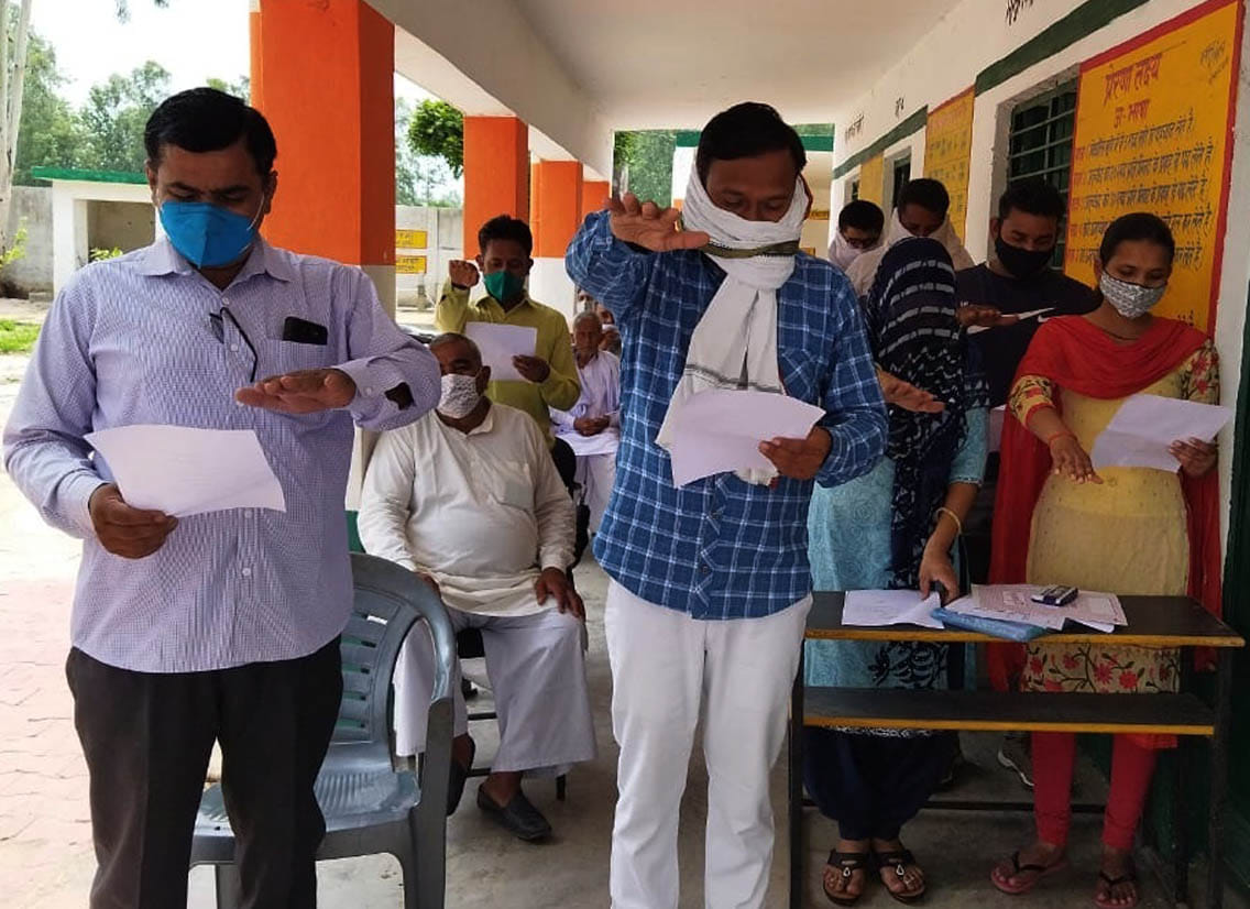 महाबलीपुर में शपथ लेते प्रधान संजय त्यागी एवं सदस्य