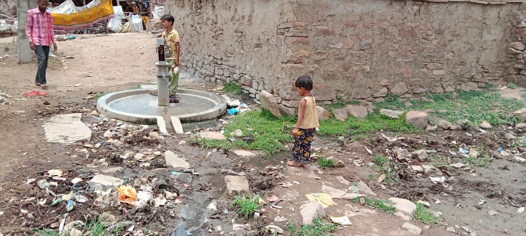 हैंडपंप के पास पसरी गंदगी ने बालिका को रोका हैंडपंप के पास पसरी गंदगी ने बालिका को रोका