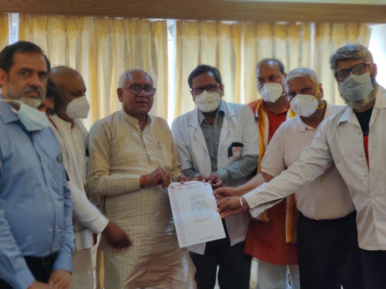 मांगों को लेकर सामाजिक अधिकारिता मंत्री को मांग पत्र सौंपते हुए शहर के वरिष्ठ चिकित्सक।