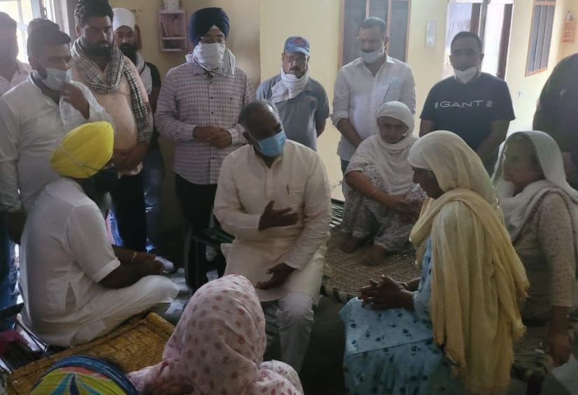 रुद्रपुर के ग्राम लंका में पीड़ित परिवार को सांत्वना देते शिक्षा मंत्री अरविंद पांडेय।