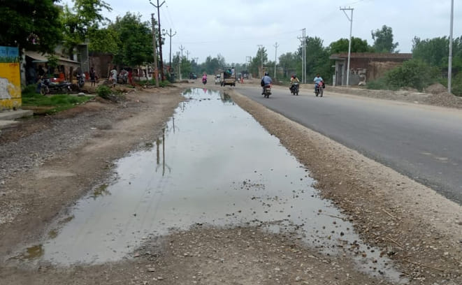 प्लखनी स्थित रोड़ पर हुआ जलभराव से जाता बाइक चालक प्लखनी स्थित रोड़ पर हुआ जलभराव से जाता बाइक चालक