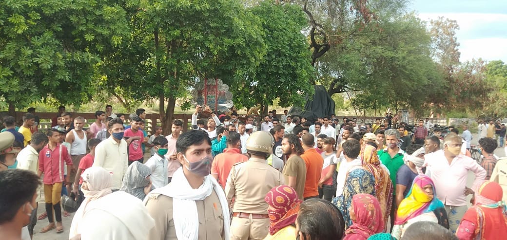 शामली : बनत में चिकित्सक की हत्या के बाद पानीपत-खटीमा हाईवे पर जाम लगाते परिजन व मोहल्लेवासी। शामली : बनत में चिकित्सक की हत्या के बाद पानीपत-खटीमा हाईवे पर जाम लगाते परिजन व मोहल्लेवासी।