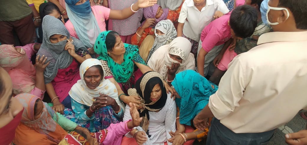 शामली : बनत में चिकित्सक की हत्या के बाद विलाप करतीं परिवार की महिलाएं। शामली : बनत में चिकित्सक की हत्या के बाद विलाप करतीं परिवार की महिलाएं।