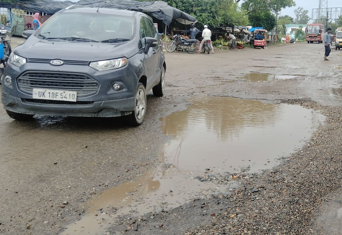 सुल्तानपुर पट्टी में बारिश के पानी से हाइवे पर बने गड्ढे। सुल्तानपुर पट्टी में बारिश के पानी से हाइवे पर बने गड्ढे।