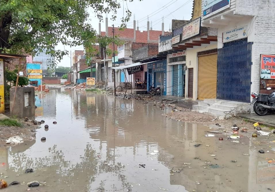 सुरियावां-कुसौड़ा मार्ग पर लगा बारिश का पानी। संवाद सुरियावां-कुसौड़ा मार्ग पर लगा बारिश का पानी। संवाद