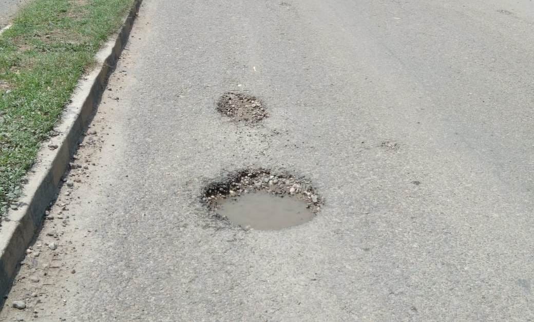 मेरठ-करनाल हाईवे पर आरके डिग्री कॉलेज के पास सड़क में हुए गड्ढे।