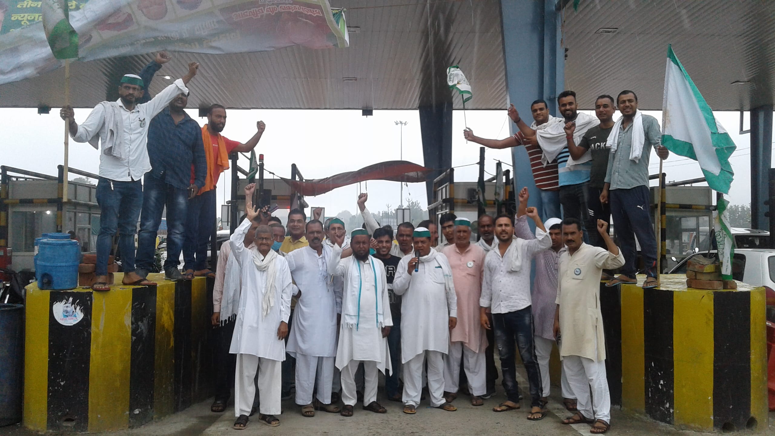 छपार टोल प्लाजा पर भाकियू के कार्यकर्ता धरनास्थल पर प्रदर्शन करते हुए। छपार टोल प्लाजा पर भाकियू के कार्यकर्ता धरनास्थल पर प्रदर्शन करते हुए।