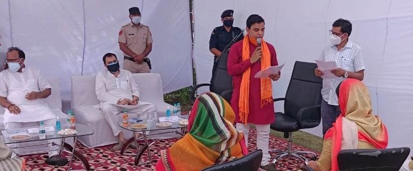 धारूहेड़ा में शपथ लेते पार्षद। धारूहेड़ा में शपथ लेते पार्षद।