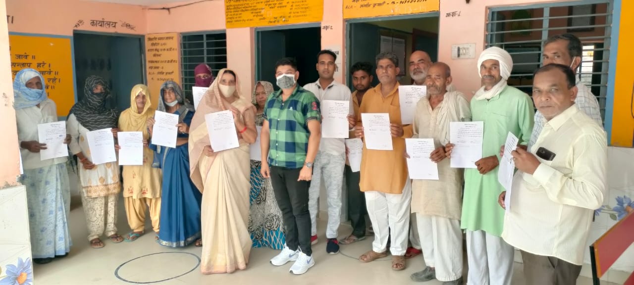 ग्राम पंचायत सिलावर में शपथ ग्रहण कार्यक्रम में ग्राम प्रधान व सदस्यगण।