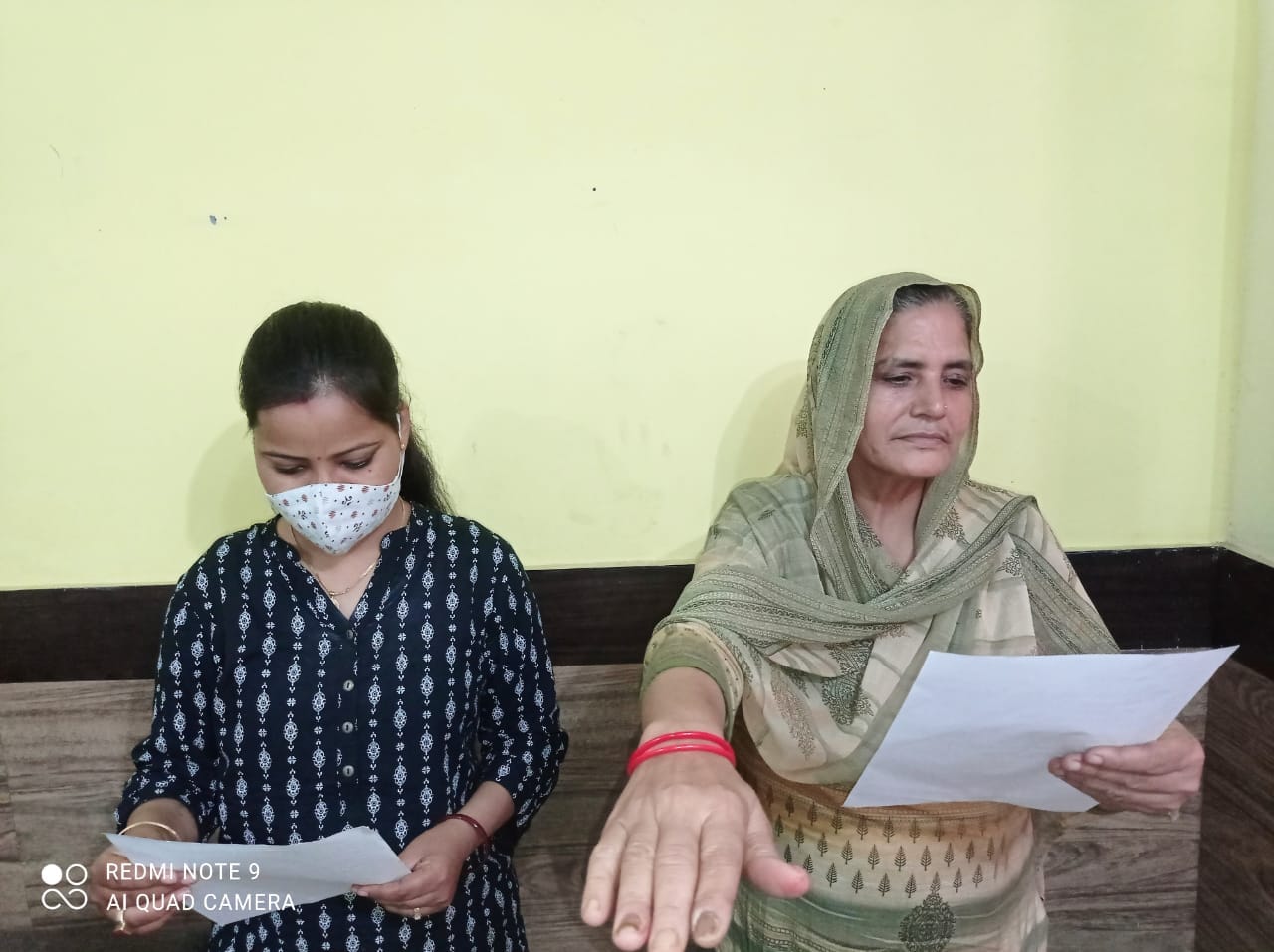 छपार के गांव सिसोना की प्रधान सरोज ललित सिंह शपथ लेते हुए।