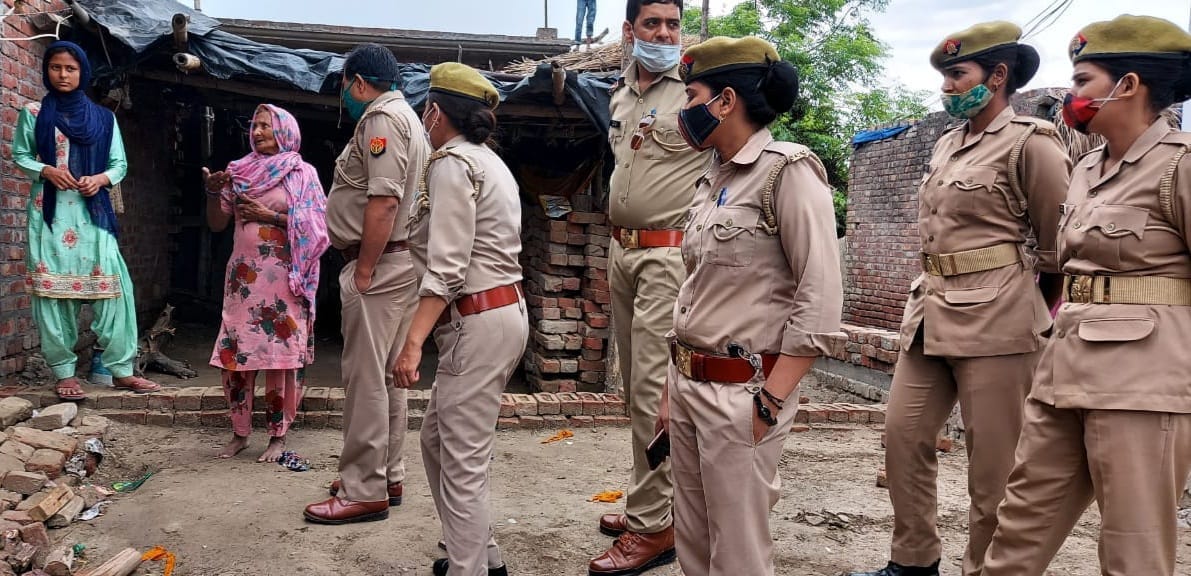 गांव दुमझेडा में महिलाओं को नशे के बारे में समझाती महिला कांस्टेबल