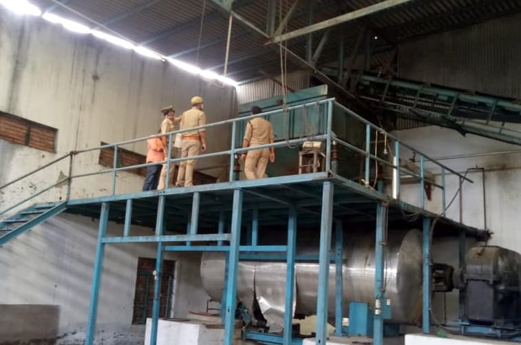 बिजनौर-नगीना मार्ग पर देव रबर फैक्टरी में हादसे के बाद जांच करती अधिकारियों की टीम। बिजनौर-नगीना मार्ग पर देव रबर फैक्टरी में हादसे के बाद जांच करती अधिकारियों की टीम।