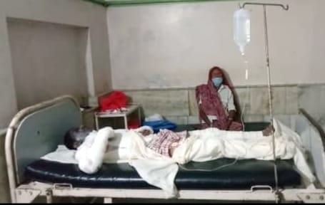 बिजनौर-नगीना मार्ग पर देव रबर फैक्टरी में हुए हादसे में झुलसे मजदूर। बिजनौर-नगीना मार्ग पर देव रबर फैक्टरी में हुए हादसे में झुलसे मजदूर।