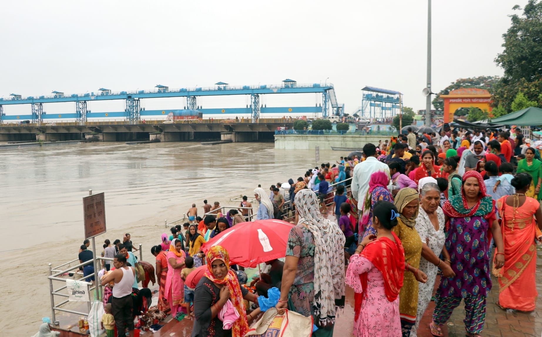 बिजनौर में गंगा दशहरा में बैराज पर स्नान करते श्रद्धालु। बिजनौर में गंगा दशहरा में बैराज पर स्नान करते श्रद्धालु।