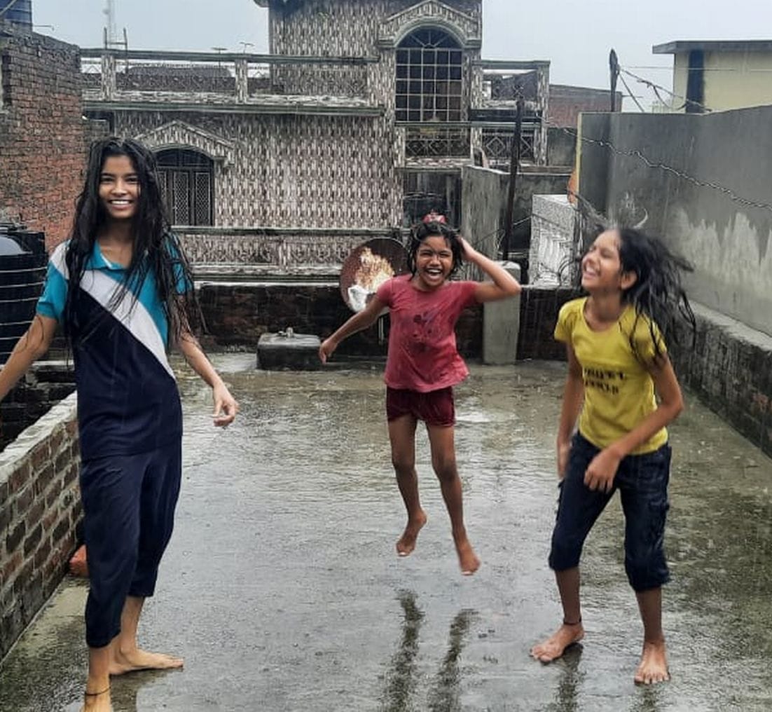 काशीपुर में बारिश में खेलते बच्चे। काशीपुर में बारिश में खेलते बच्चे।