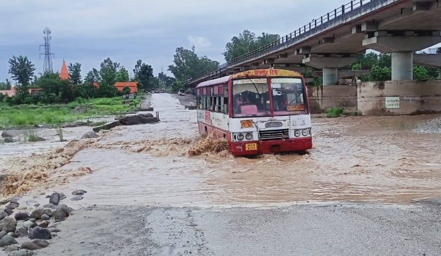 बिजनौर के भागूवाला के कोटावाली रपटे पर आए पानी से निकलती रोडवेज बस। बिजनौर के भागूवाला के कोटावाली रपटे पर आए पानी से निकलती रोडवेज बस।
