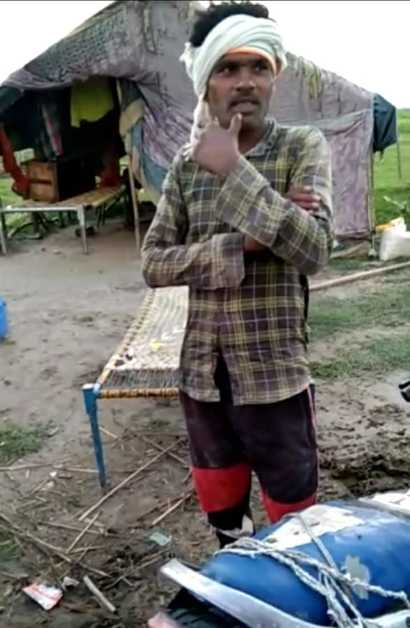 बिजनौर के ग्राम रावली क्षेत्र में गंगा की धारा में टापू पर रहने वाले परिवार ने जमीन छोड़कर टीम के ? बिजनौर के ग्राम रावली क्षेत्र में गंगा की धारा में टापू पर रहने वाले परिवार ने जमीन छोड़कर टीम के ?