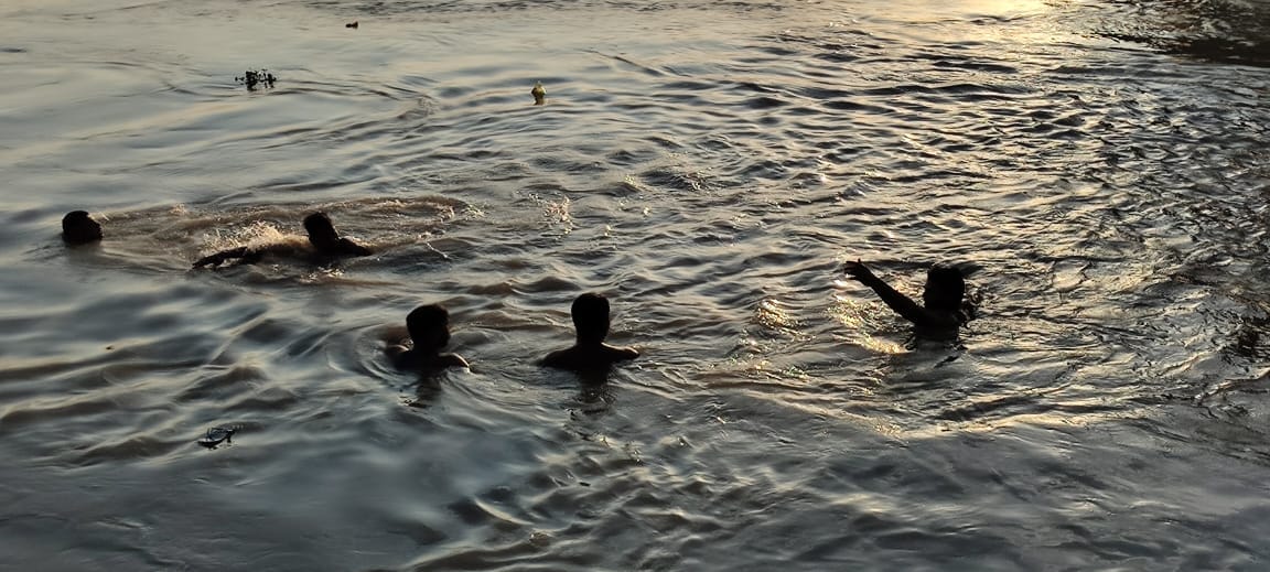 बिडौली में यमुना में डूबे युवक की तलाश करते गोताखोर। बिडौली में यमुना में डूबे युवक की तलाश करते गोताखोर।